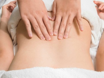 Xoa bóp bấm huyệt điều trị chứng đau lưng